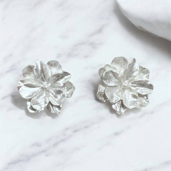 Elegant Silver Floral Earrings - Picture 1 of 6